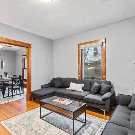 Stylish Home Near Heart Of Downtown Sleeps 8